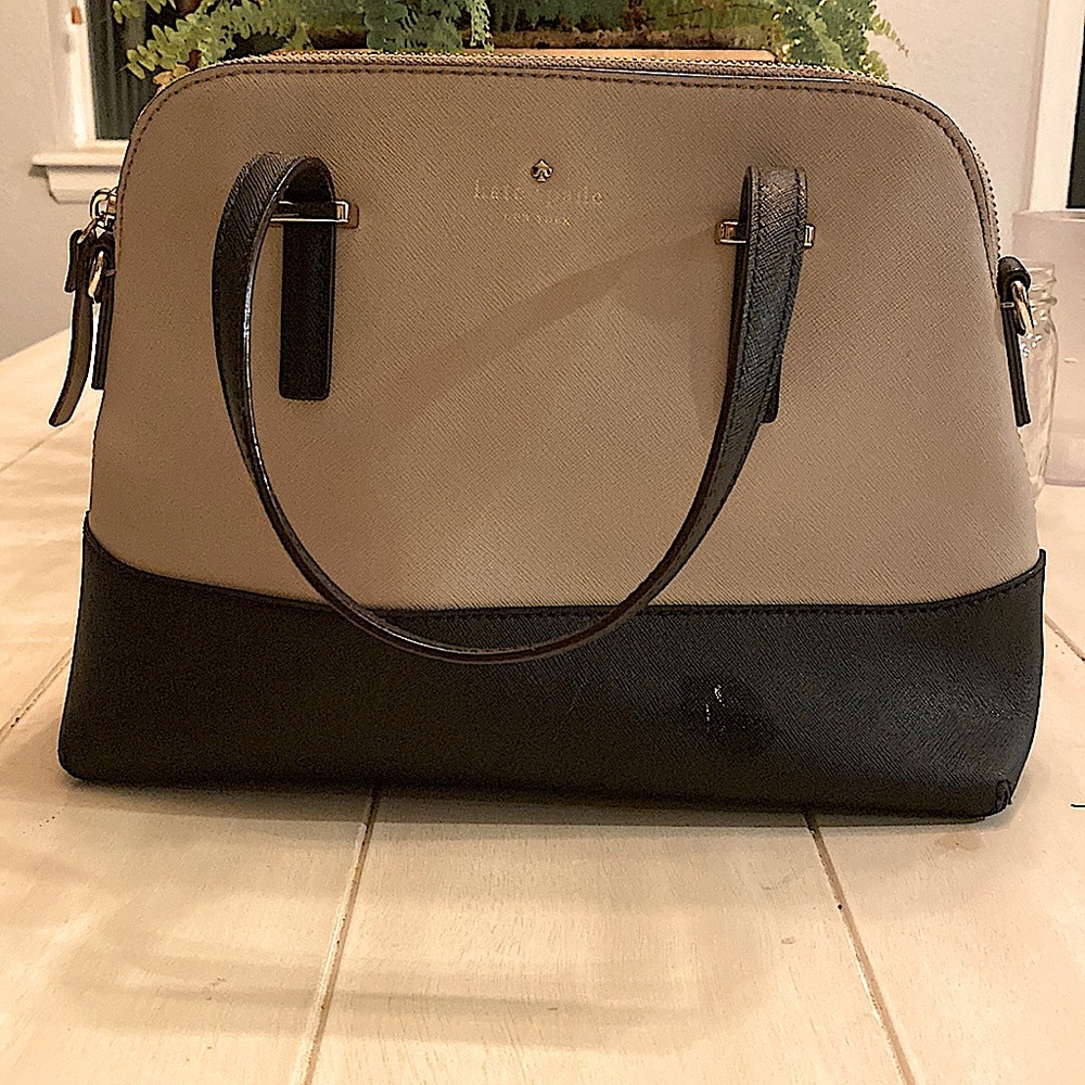 Gently used authentic kate spade purse in great condition.